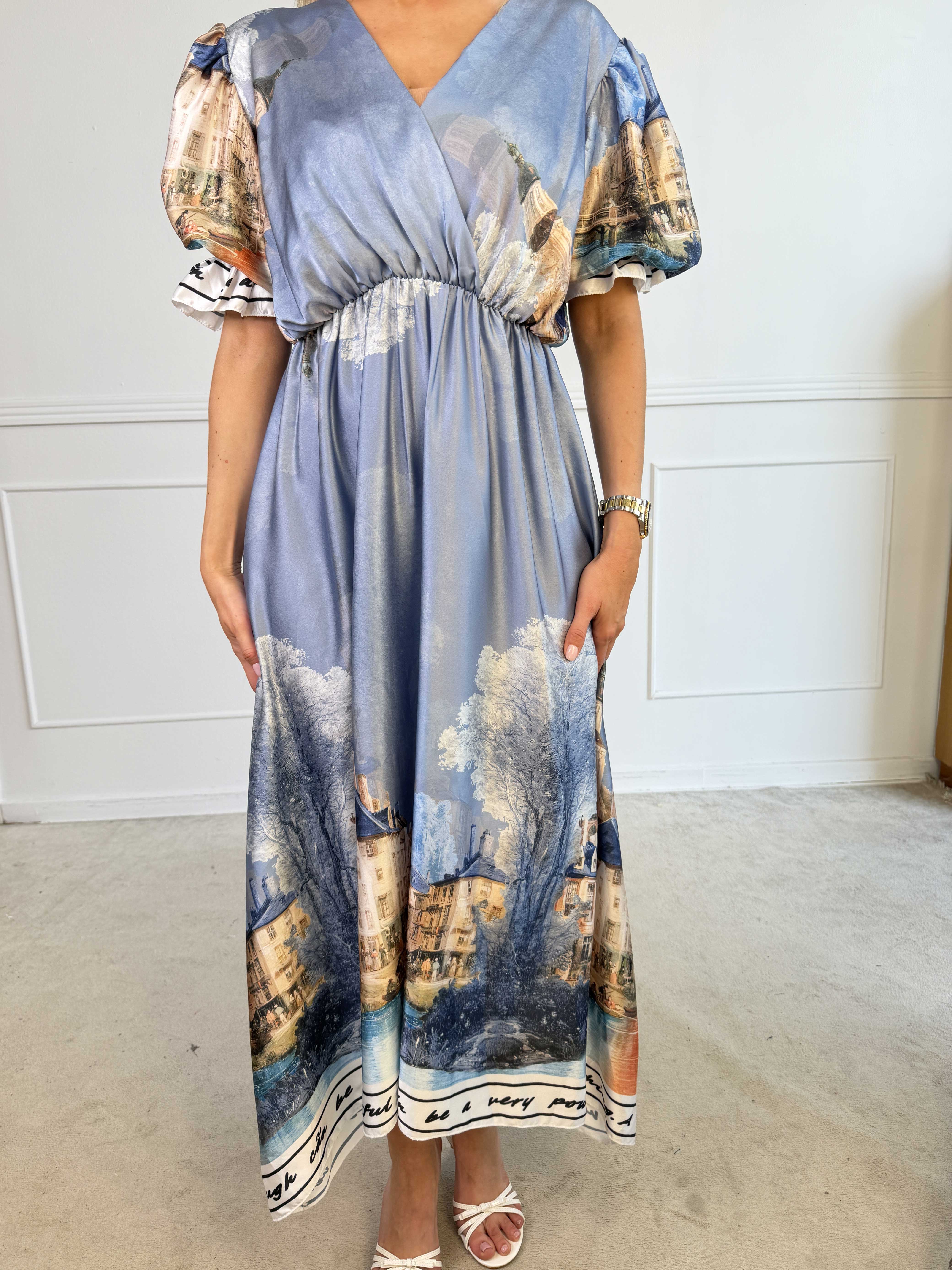 Manuela - Plus size kjole med bylandskabsmotiv på ærmerne og langs kanten forneden